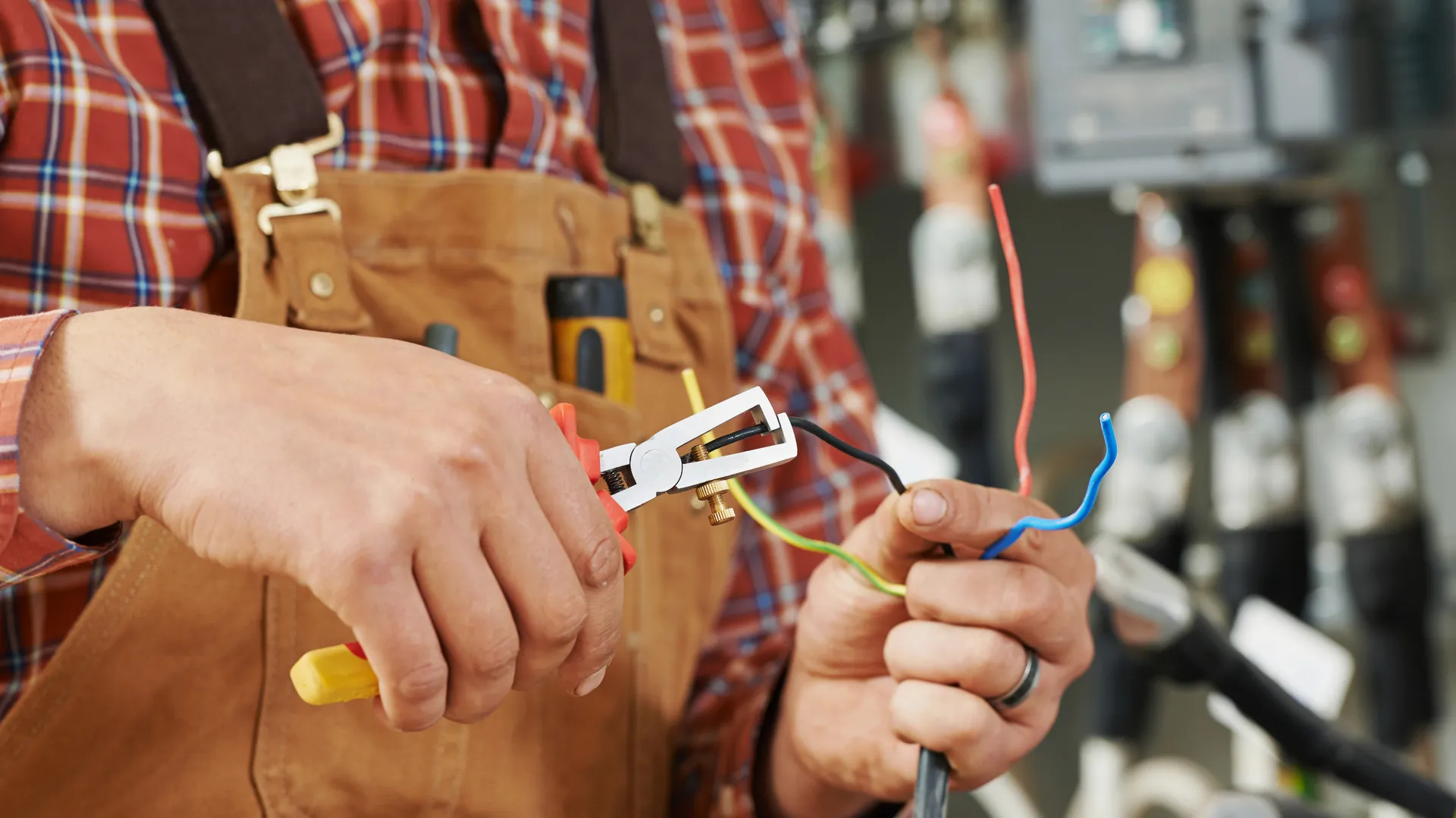 Électricien professionnel en intervention à Paris